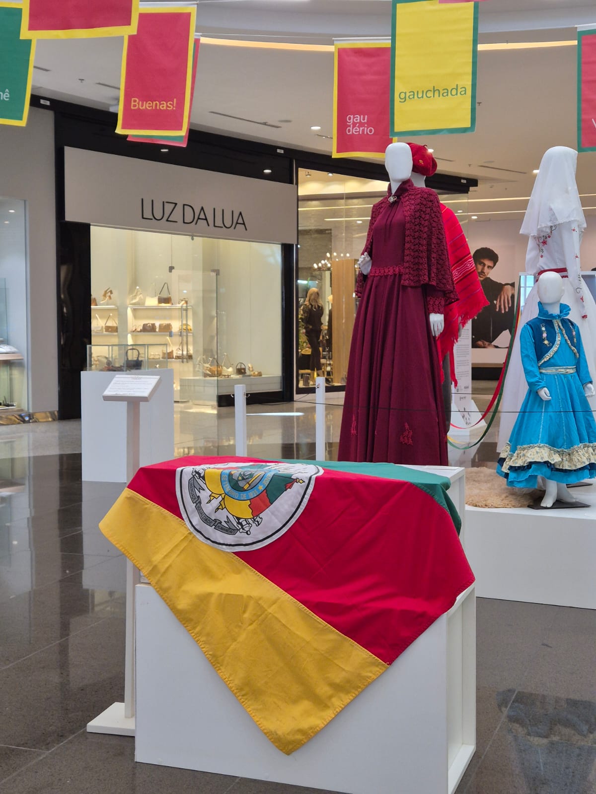 Exposição "Entre Símbolos e Tradições" no Passo Fundo Shopping